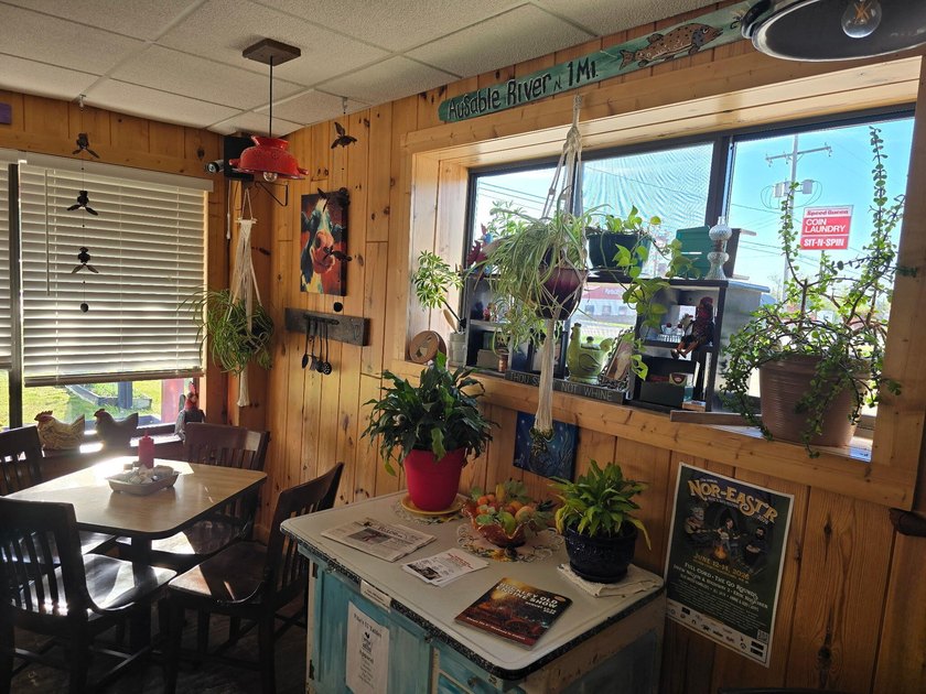 Offered for sale: ''Ellie's 12 Tables,'' an owner-operated diner - photo 17