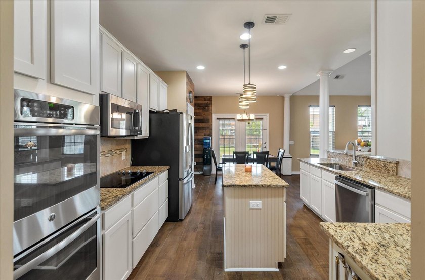 Welcome home to 2021 Triple Crown Lane in Bridlewood Farms! This - photo 18