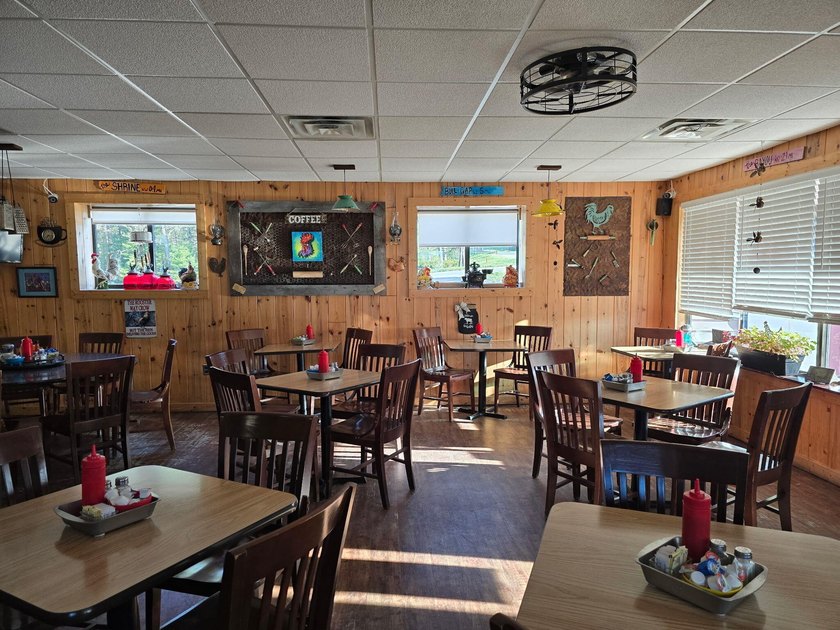 Offered for sale: ''Ellie's 12 Tables,'' an owner-operated diner - photo 19