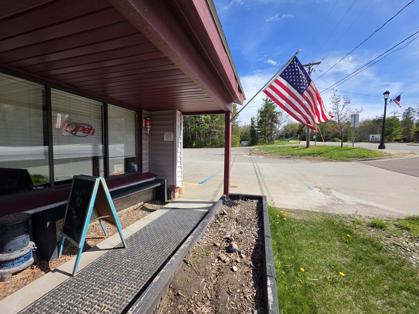 Offered for sale: ''Ellie's 12 Tables,'' an owner-operated diner - photo 30