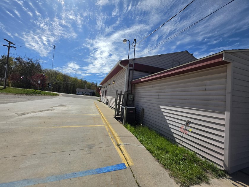 Offered for sale: ''Ellie's 12 Tables,'' an owner-operated diner - photo 33