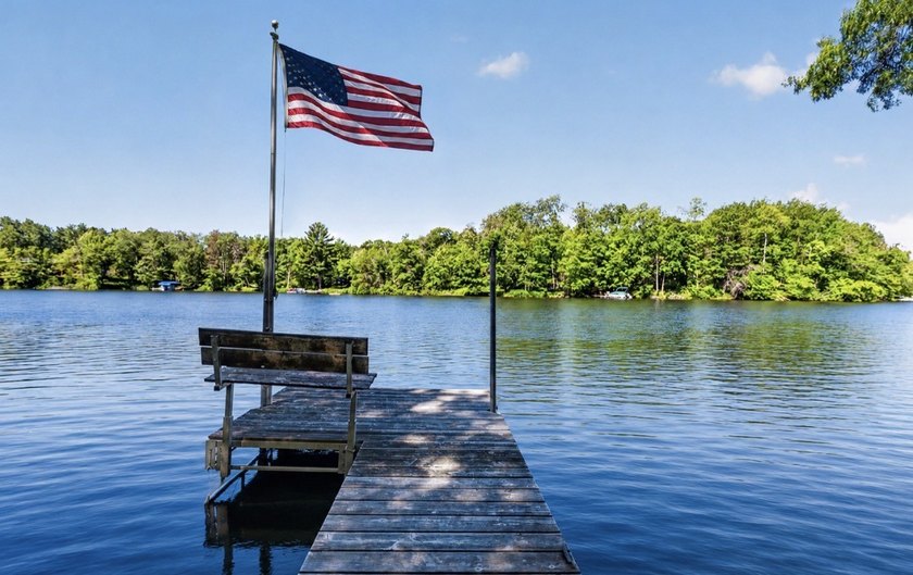 Up North retreat alert! Discover this charming, well-maintained - photo 3