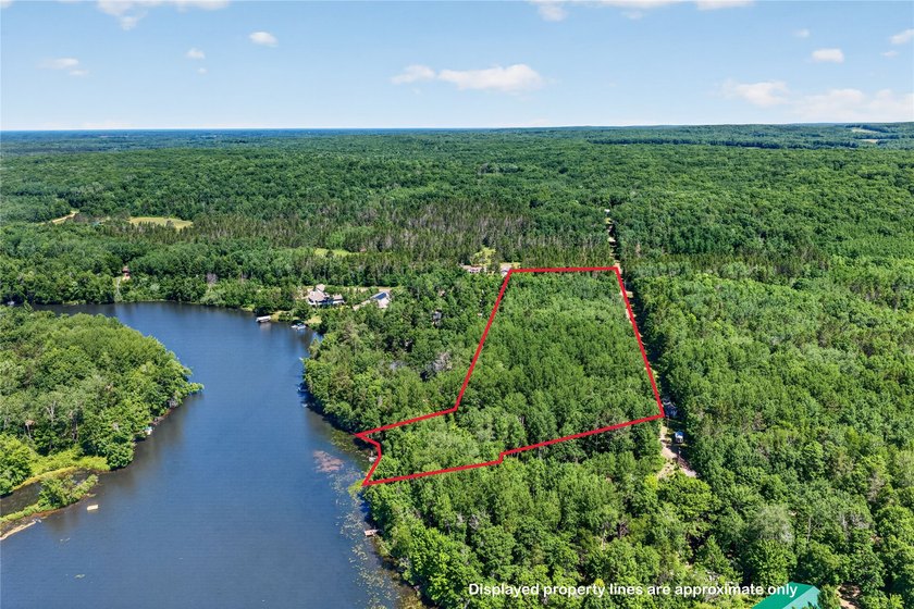 Up North retreat alert! Discover this charming, well-maintained - photo 4