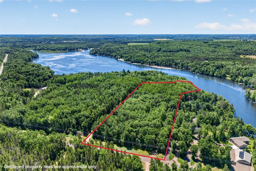 Up North retreat alert! Discover this charming, well-maintained - photo 5