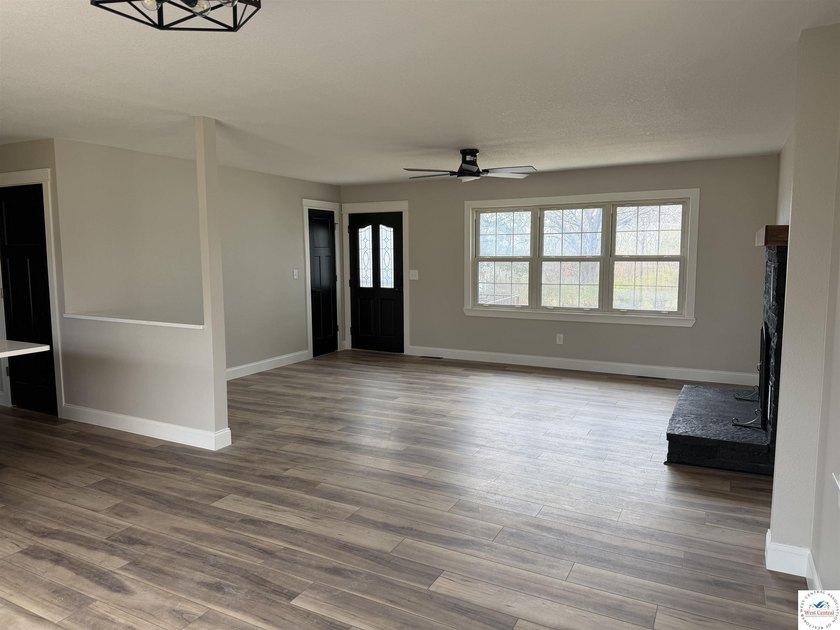 Fully Renovated, Like-New 3 Bedroom, 3 Bath Home with Modern - photo 5