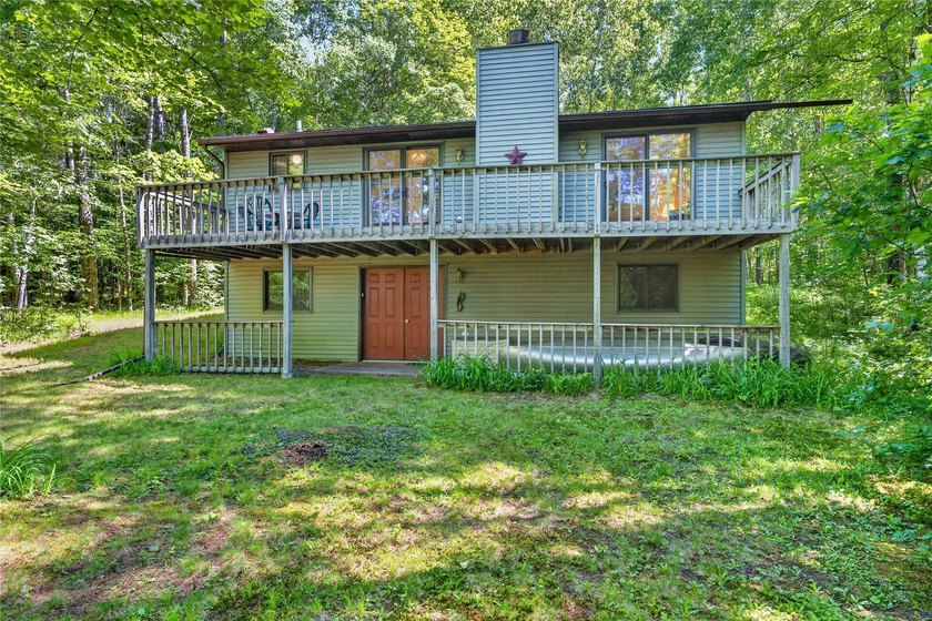 Up North retreat alert! Discover this charming, well-maintained - photo 6