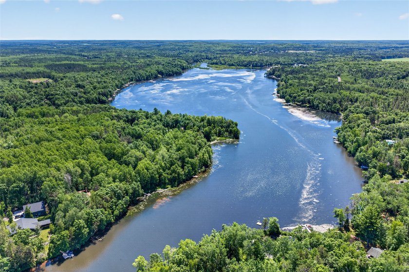 Up North retreat alert! Discover this charming, well-maintained - photo 7