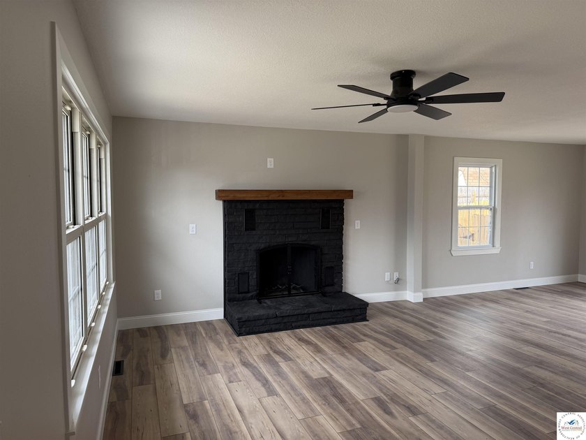 Fully Renovated, Like-New 3 Bedroom, 3 Bath Home with Modern - photo 7
