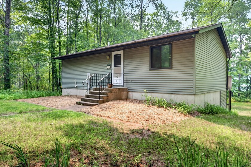 Up North retreat alert! Discover this charming, well-maintained - photo 8