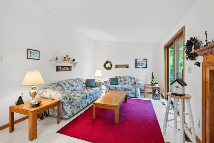 Up North retreat alert! Discover this charming, well-maintained - photo 9