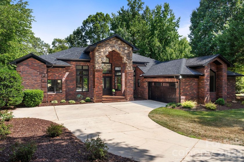 Experience the perfect blend of luxury lakefront living and - photo 2