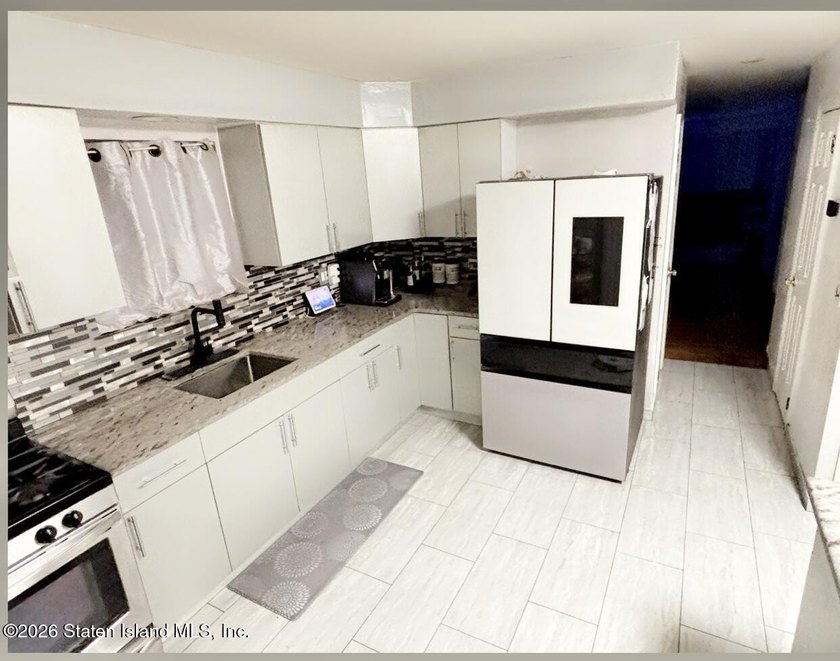 Beautifully fully renovated 3-bedroom, 2-bath home located in - photo 3