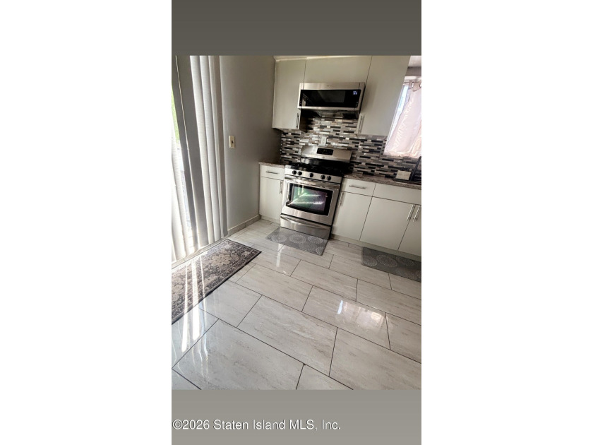 Beautifully fully renovated 3-bedroom, 2-bath home located in - photo 5