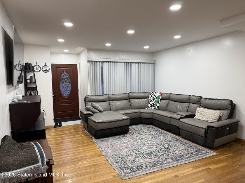 Beautifully fully renovated 3-bedroom, 2-bath home located in - photo 6