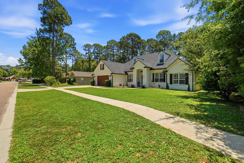 Movie theater? Covered heated pool? This stunning 5 bed, 4 bath - photo 3