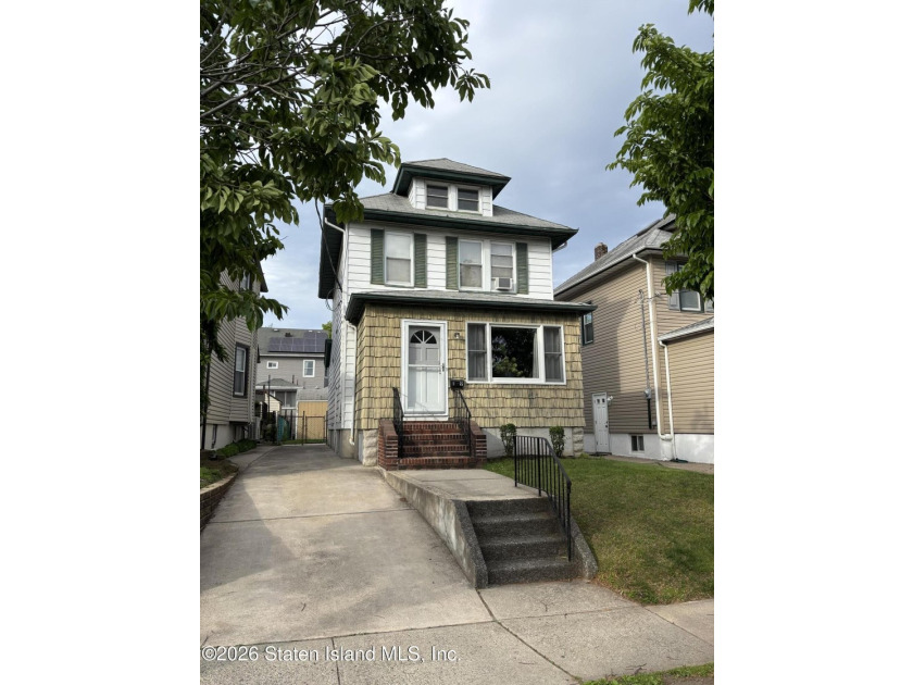 Welcome to 19 Rainbow Ave! Pride of ownership is evident in this - photo 3