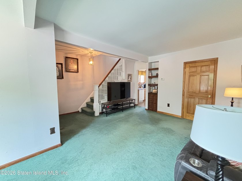 Welcome to 19 Rainbow Ave! Pride of ownership is evident in this - photo 8