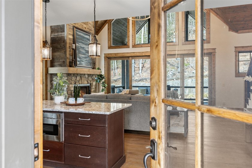 Located in the private and prestigious, 2,000 acre Chinquapin - photo 6