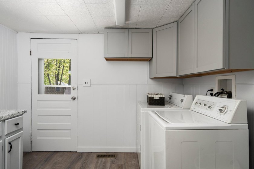 COMPETITIVELY PRICED TO SELL! This recently renovated, FULLY - photo 19