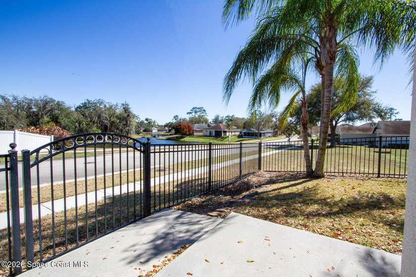 Beautifully upgraded 3BR/2BA home with 1,725 living sq ft (2,500 - photo 29