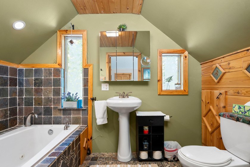 COMPETITIVELY PRICED TO SELL! This recently renovated, FULLY - photo 32