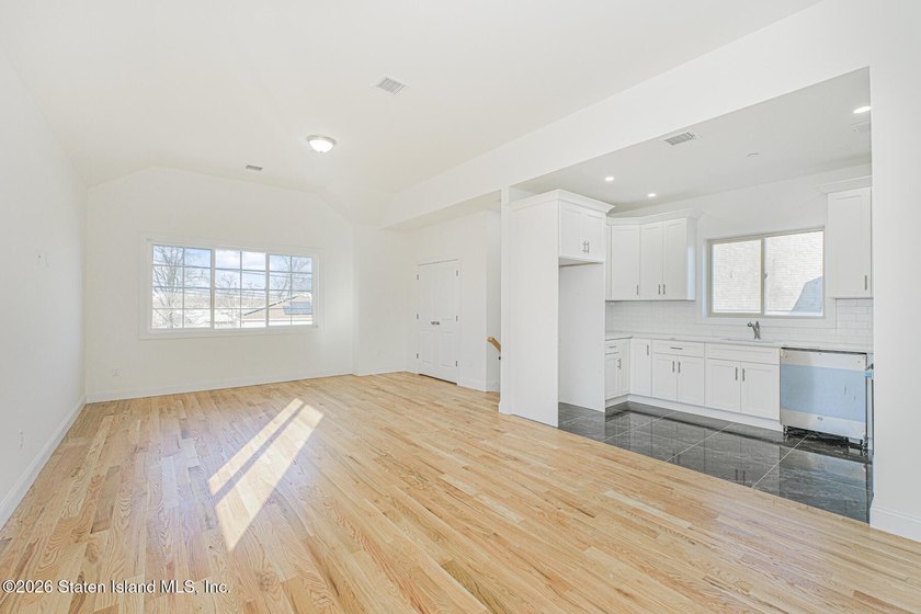 Brand-new 6 over 6 two-family home located in the desirable - photo 4
