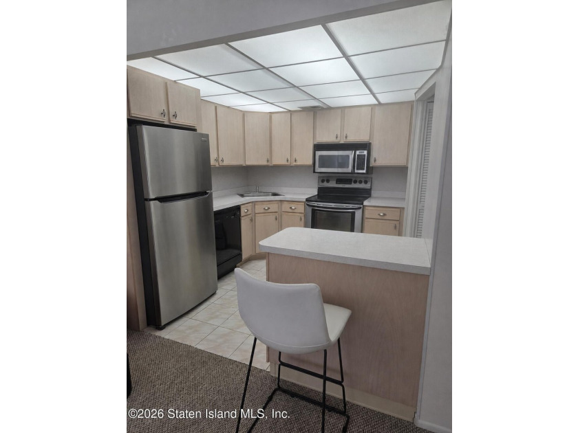 Welcome to this beautiful oversized Condo. Offering bright - photo 3