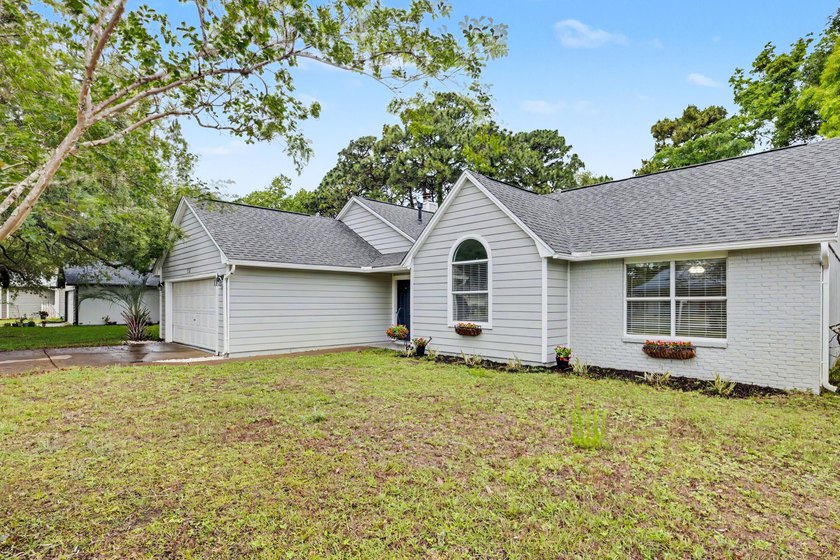Welcome home to this gorgeous, light-filled 3-bedroom - photo 2