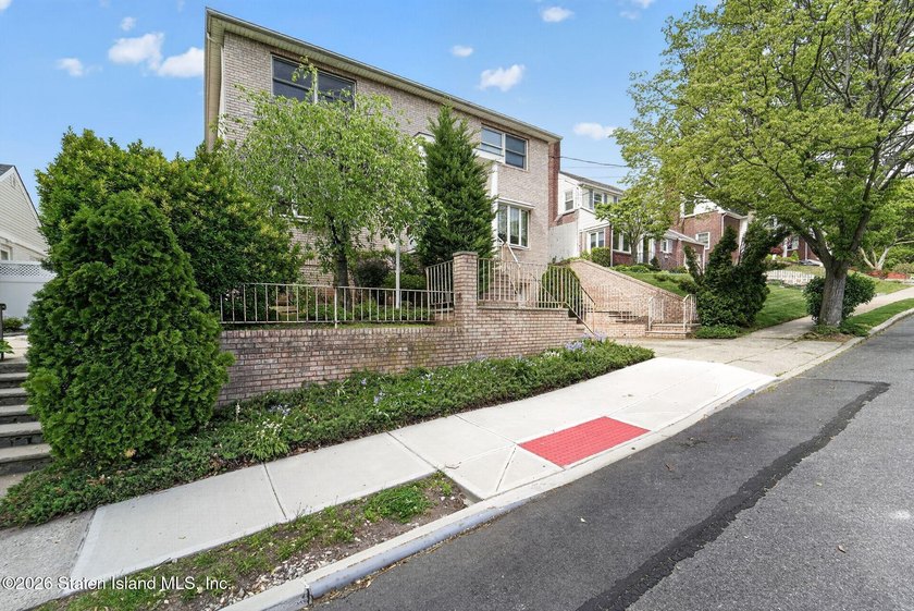 Enjoy family and entertaining in this charming 4 bedroom - photo 3