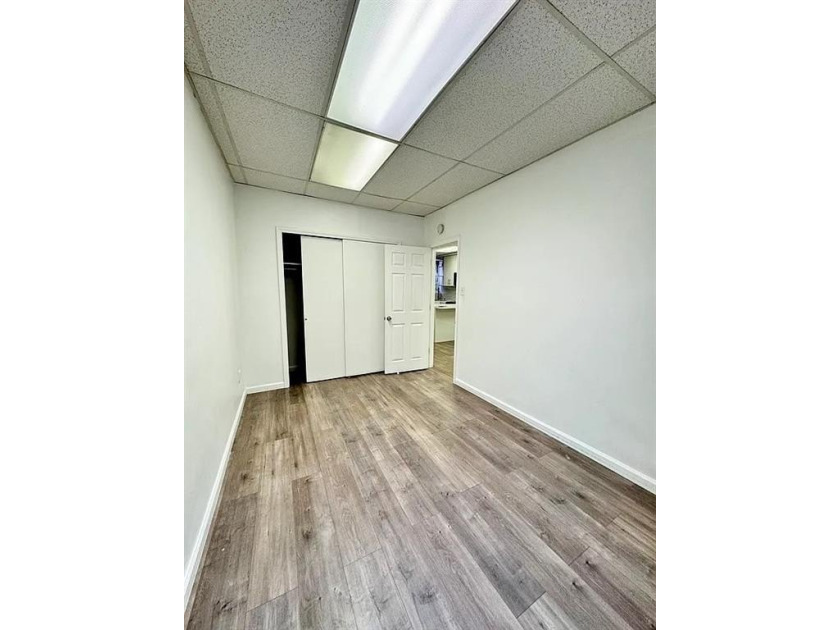 The building is in a AAA location in the heart of Brighton Beach - photo 8