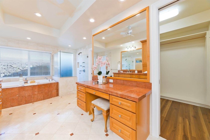 Perched above the Kona coast in the gated community of Bayview - photo 19