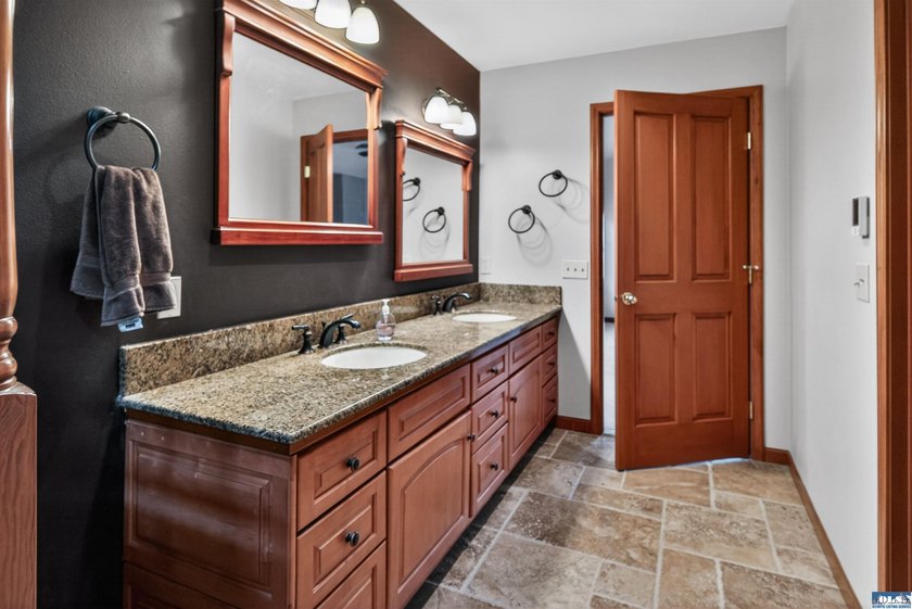 Private Woodland Heights retreat with luxury finishes, flexible - photo 45