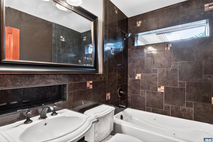 Private Woodland Heights retreat with luxury finishes, flexible - photo 50