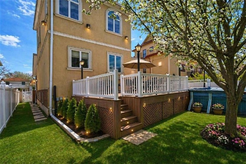 Welcome to this spacious and beautifully designed 1-family home - photo 3