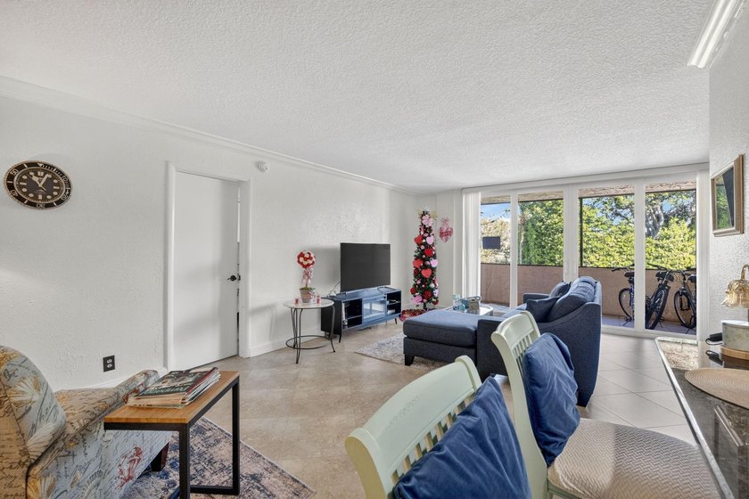 Perfectly positioned between two marinas, this one-bedroom - photo 11