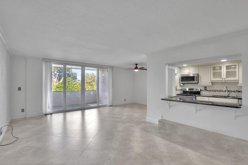 Perfectly positioned between two marinas, this one-bedroom - photo 12