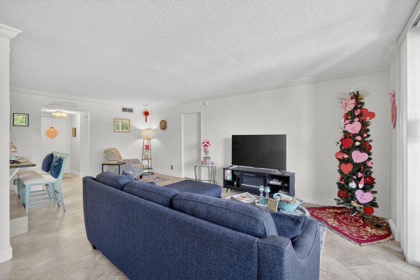 Perfectly positioned between two marinas, this one-bedroom - photo 16