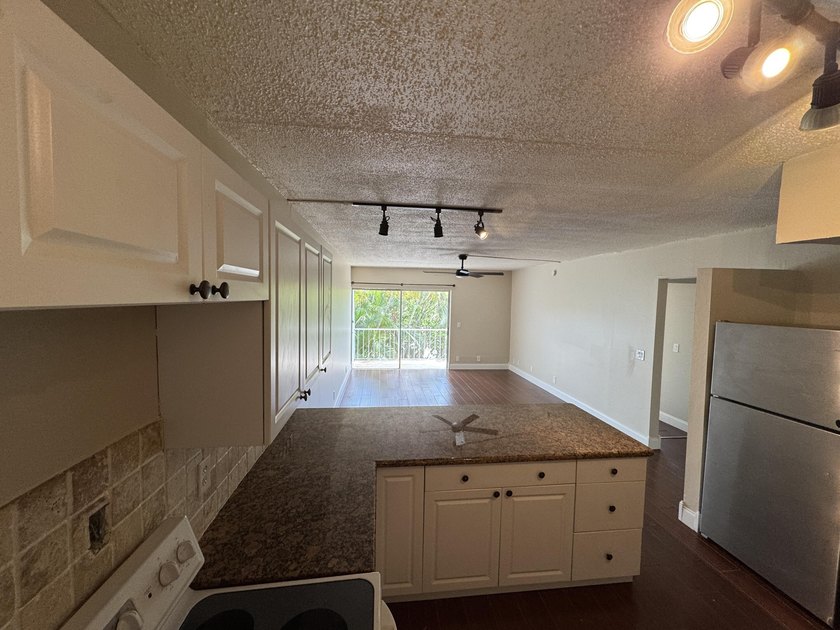 Waterfront living in the heart of North Palm Beach. This - photo 18