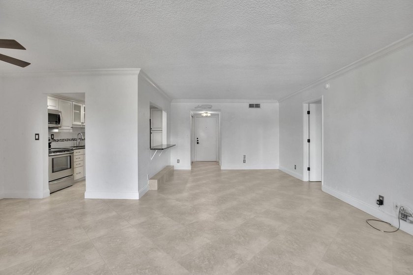 Perfectly positioned between two marinas, this one-bedroom - photo 22