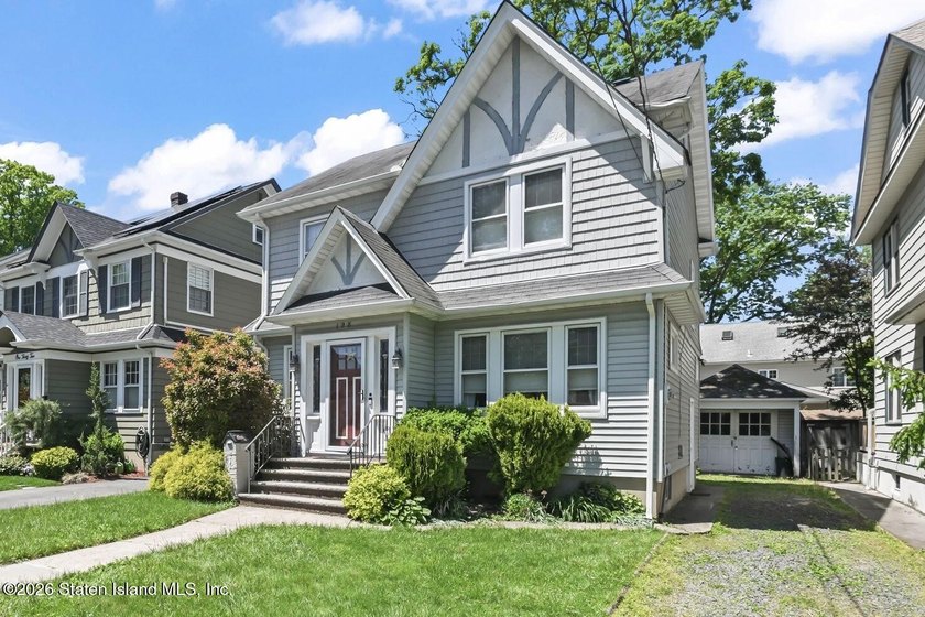 Classic 3-bedroom Westerleigh colonial with original hardwood - photo 2