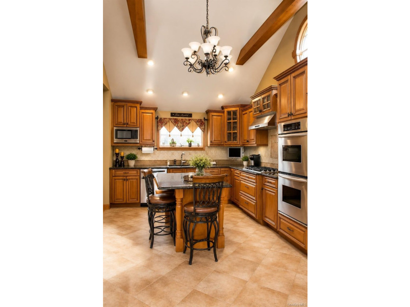 Welcome to this beautifully maintained 4-bedroom, 2-bath home - photo 5