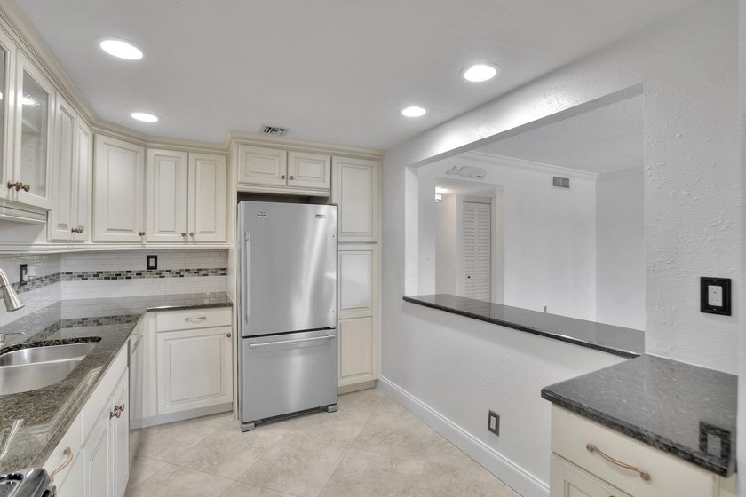 Perfectly positioned between two marinas, this one-bedroom - photo 26