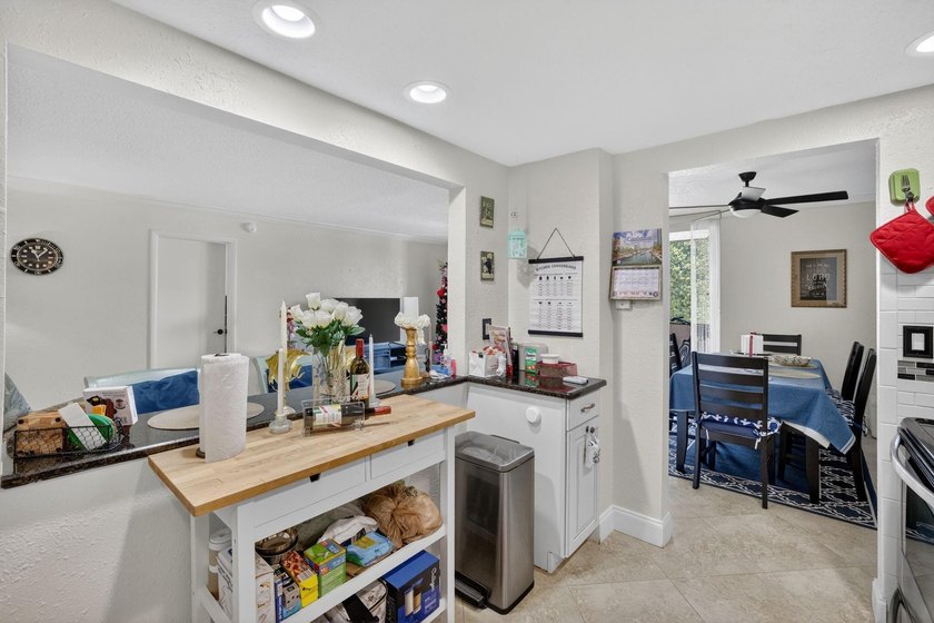 Perfectly positioned between two marinas, this one-bedroom - photo 27
