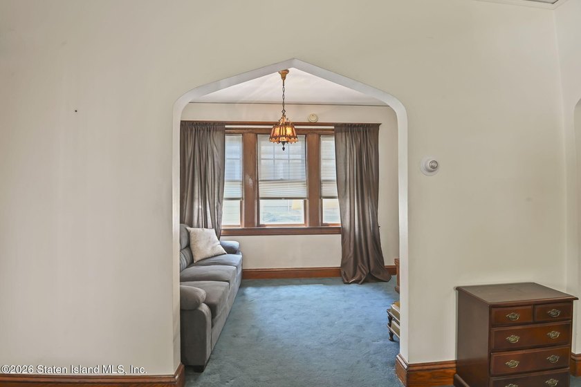 Classic 3-bedroom Westerleigh colonial with original hardwood - photo 8