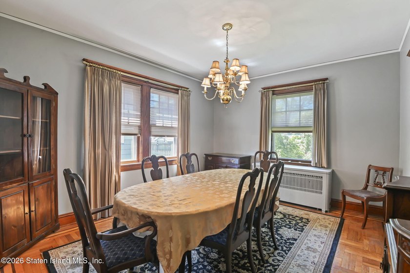 Classic 3-bedroom Westerleigh colonial with original hardwood - photo 10