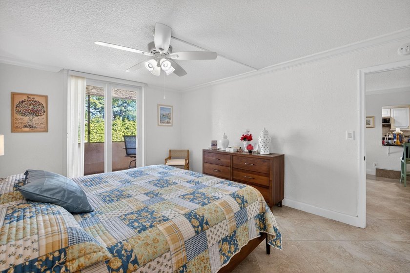 Perfectly positioned between two marinas, this one-bedroom - photo 31