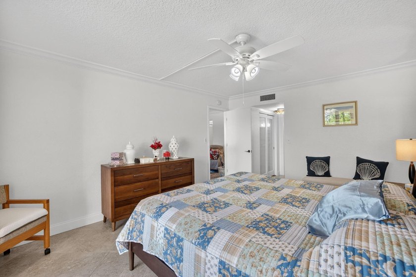 Perfectly positioned between two marinas, this one-bedroom - photo 32