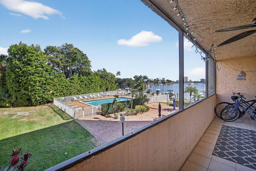Perfectly positioned between two marinas, this one-bedroom - photo 37