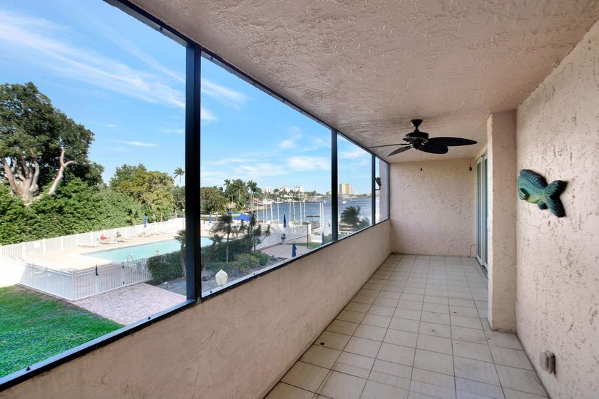 Perfectly positioned between two marinas, this one-bedroom - photo 38