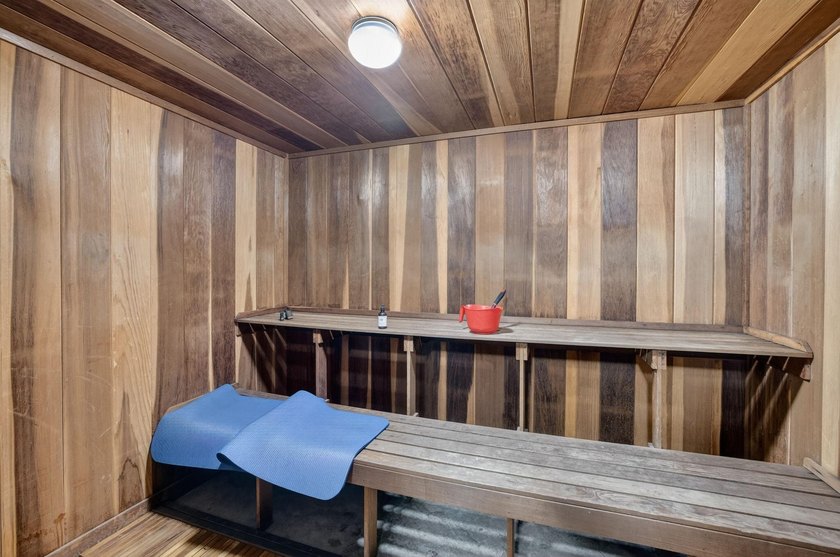 Perfectly positioned between two marinas, this one-bedroom - photo 43